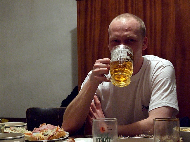 DSCF6218_C.jpg - Manželské etudy:  Smětákovi - Já si takhle v klidu piju pivo...