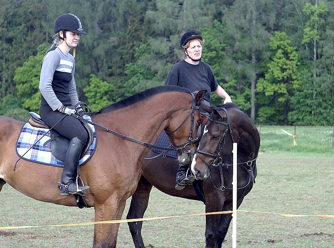 IMG_0499_C.jpg - "Tak co, jak ti to šlo? Taky ses v tý řadě tam tak nadřela?" - "Ani mi nemluv, holka. Příště se jim na to vyprdnem, co říkáš?."